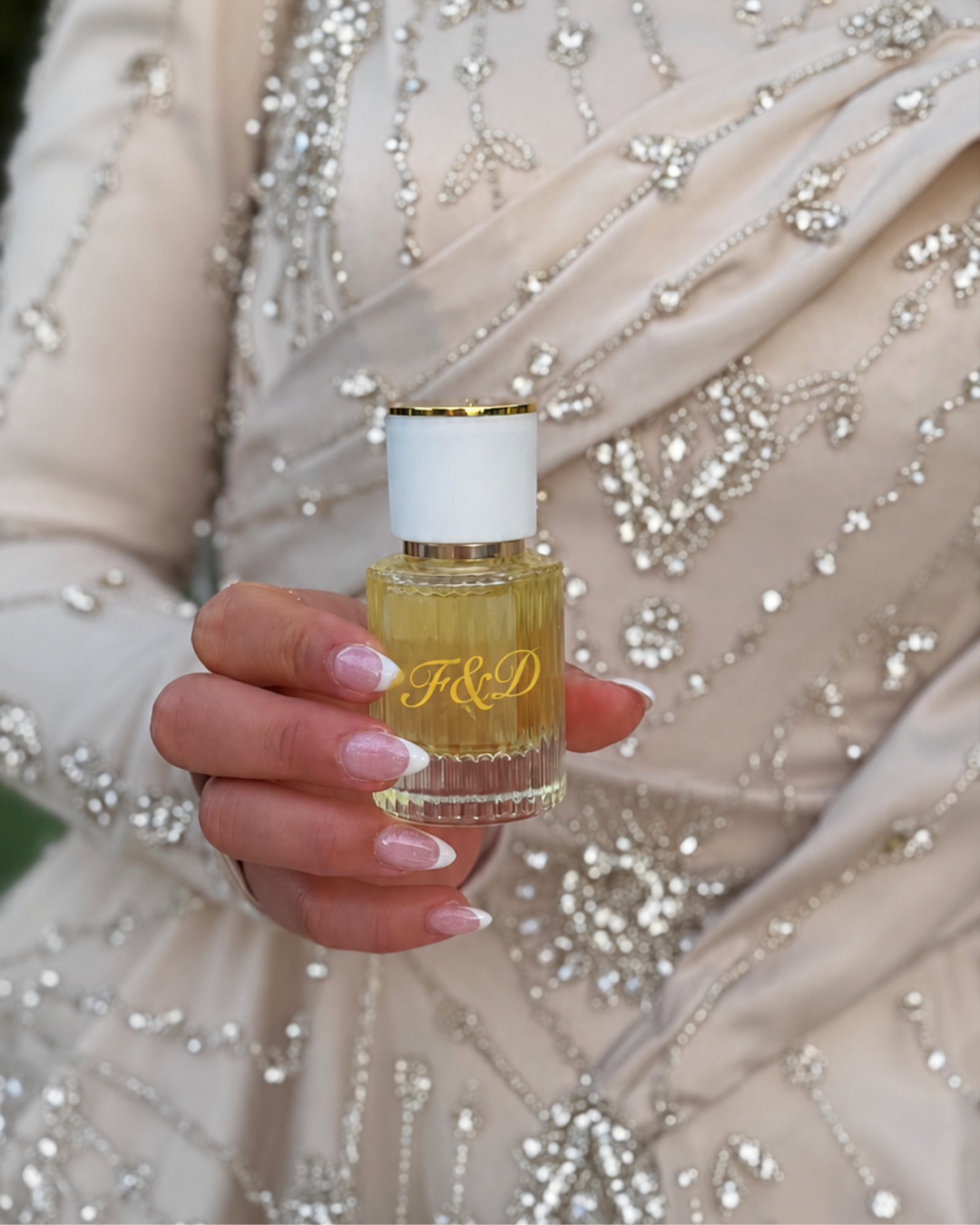 Invitada sosteniendo su frasco personalizado F&D