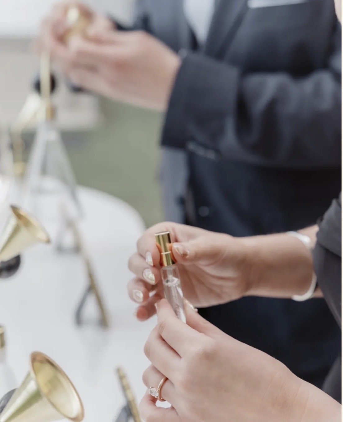 Invitado dispensando su fragancia personalizada