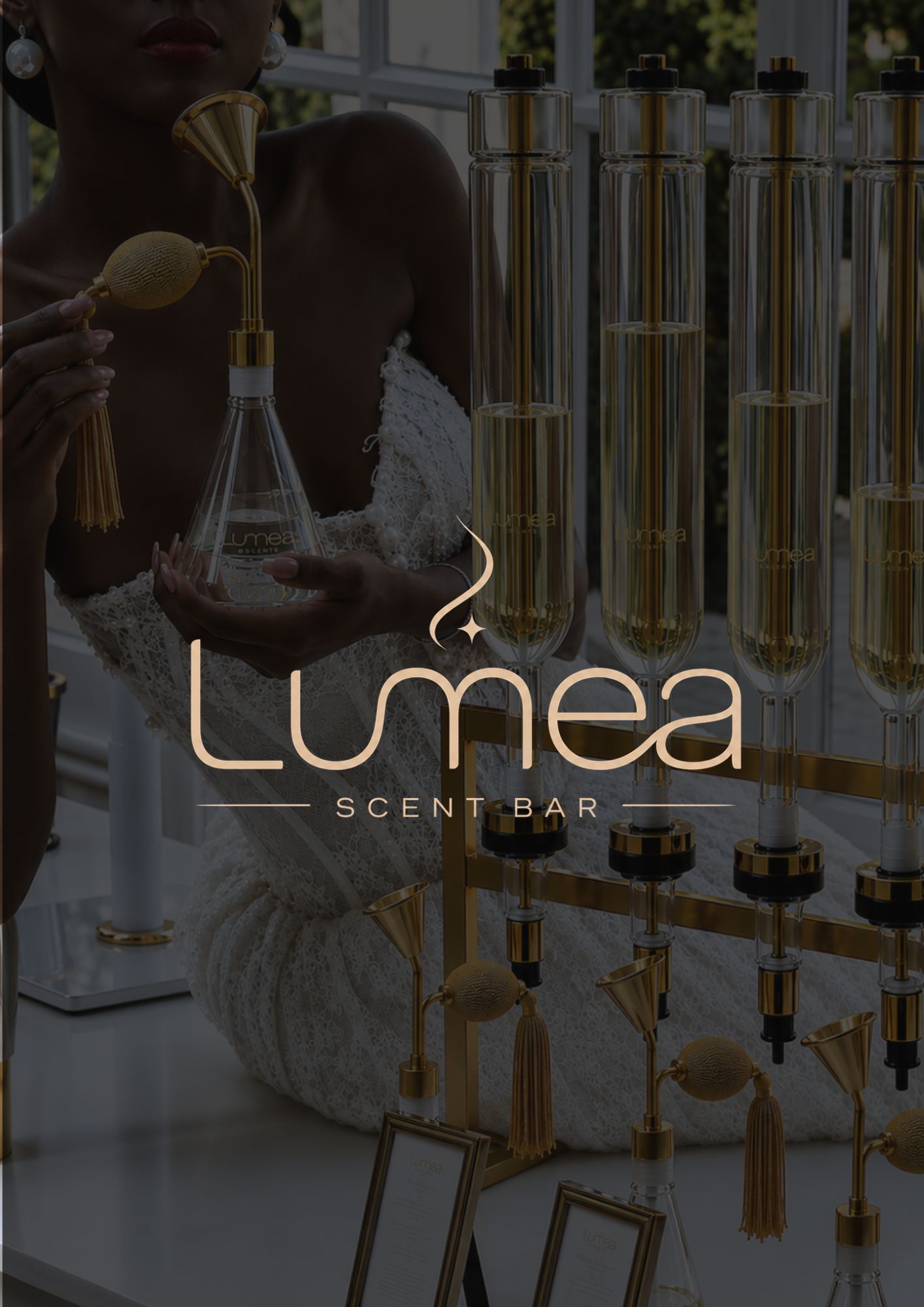 Invitada creando su fragancia personalizada en el scent bar de Lumea