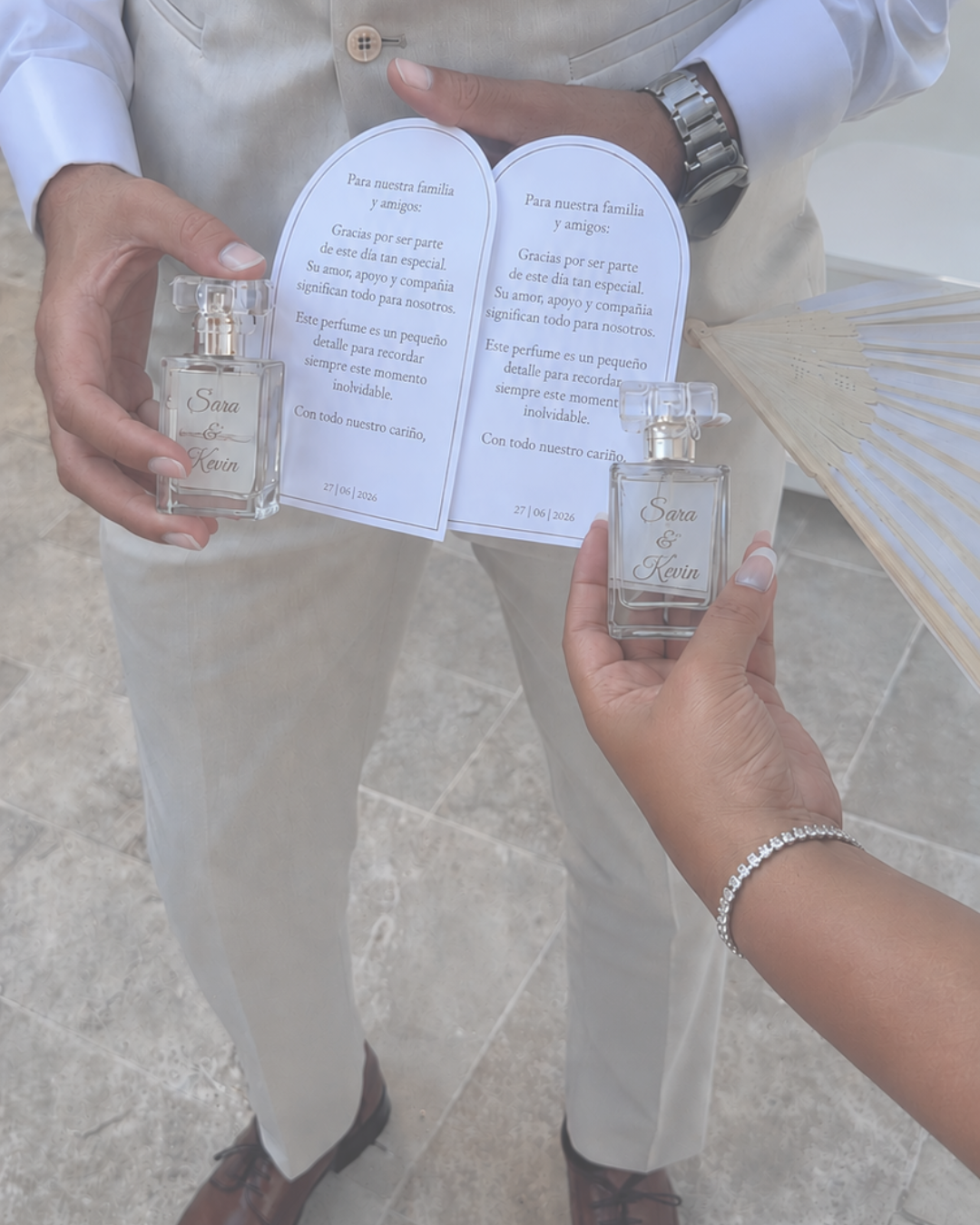 Novios sosteniendo frascos personalizados con tarjeta de agradecimiento