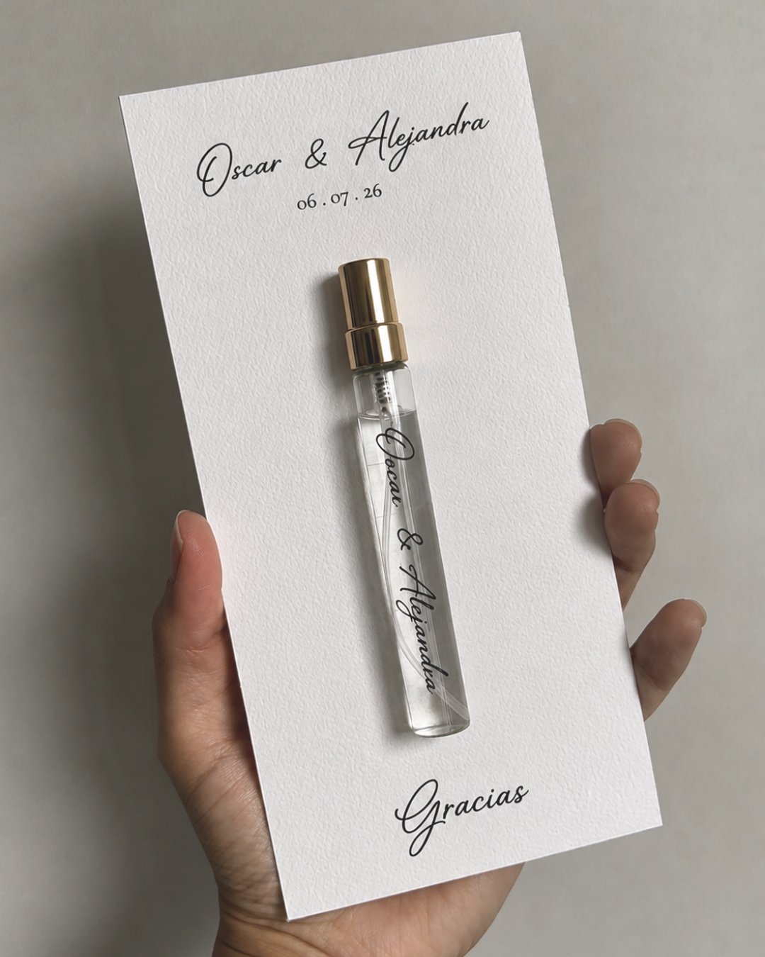 Invitada sosteniendo su frasco personalizado de Lumea